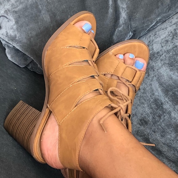 Tan color cage heels - Picture 3 of 6